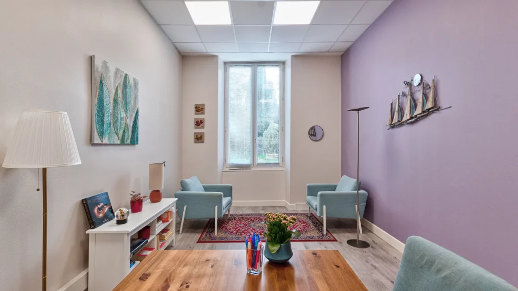 alt="Lumière naturelle sur menuiseries anciennes rénovées, photographie d'intérieur haut de gamme Nantes"