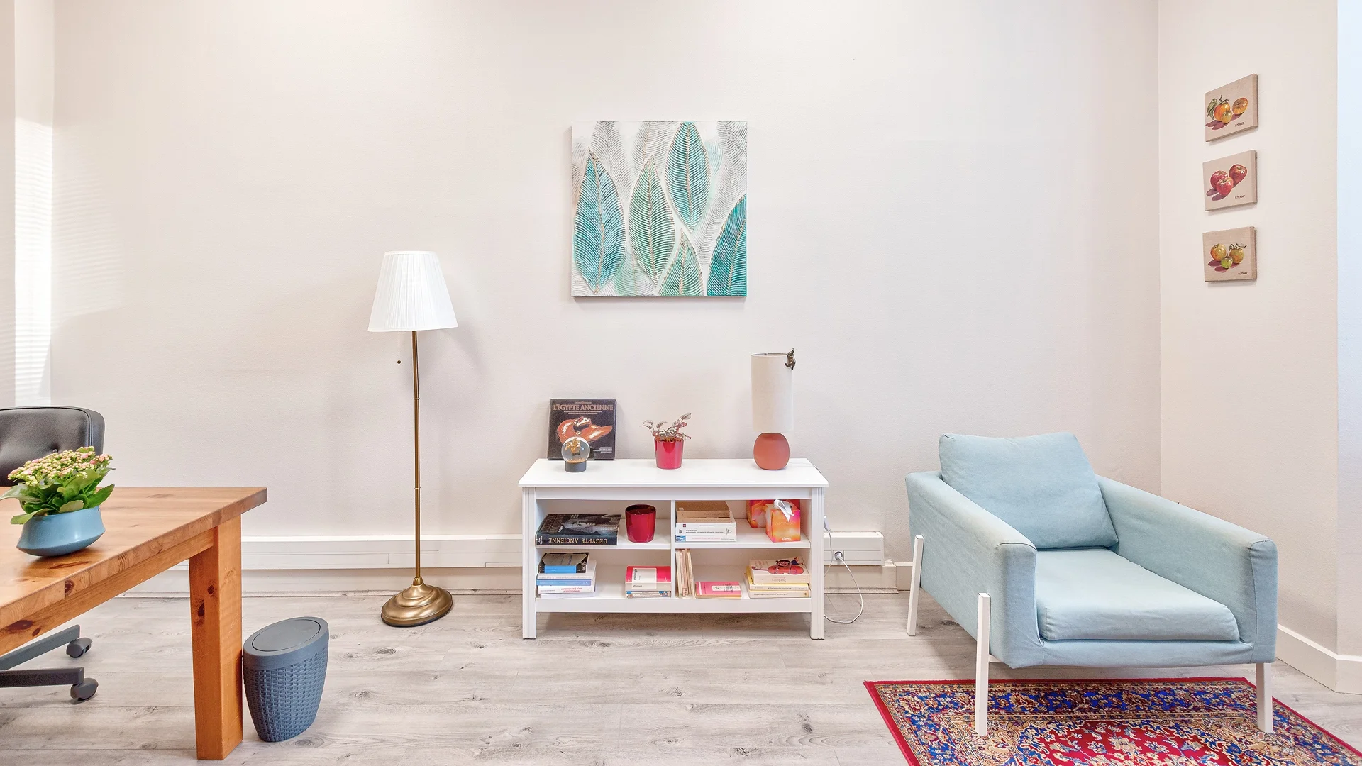 Détail d'un bureau de consultation accueillant au 6 Place Mellinet à Nantes, avec mobilier en bois, fauteuil confortable et décoration lumineuse.