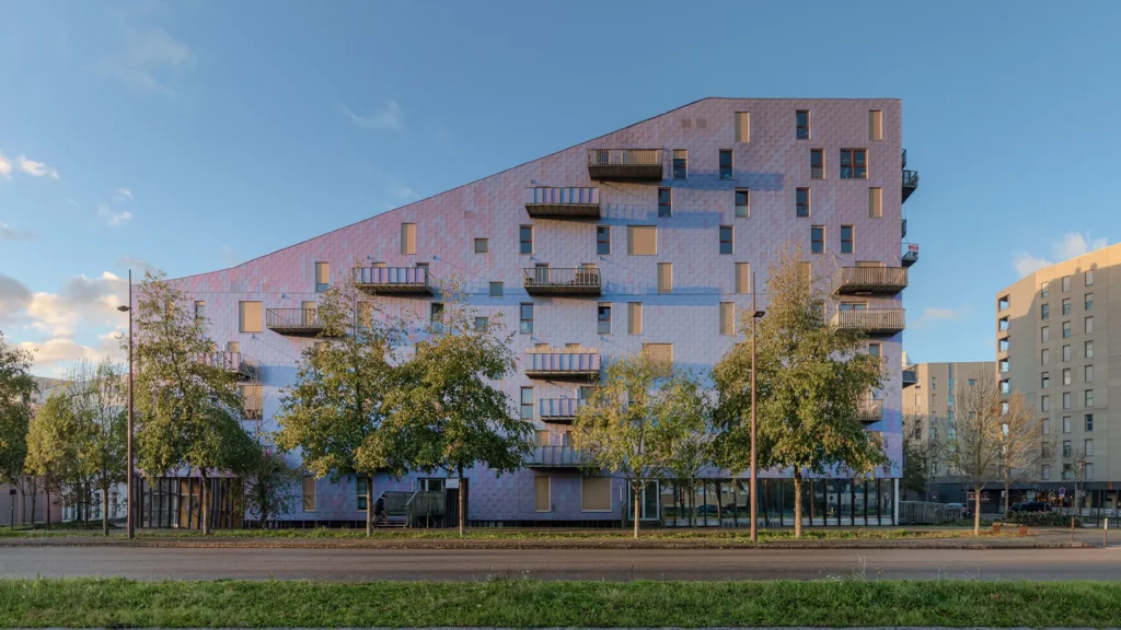 alt="Photographie architecture immeuble Le Ruban Nantes irisé - Façade métallique nuances bleu violet"
