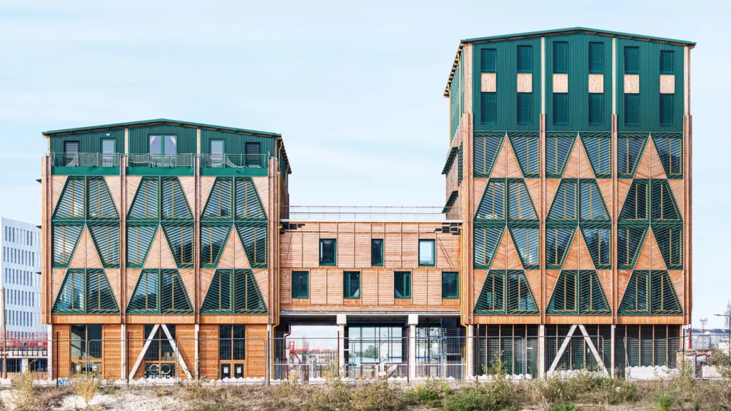 Photographie de façade de l'immeuble Gina sur l'Île de Nantes, structure bois et métal par Roberto Sodano Carrabba.