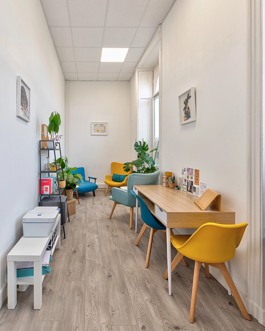 Salle d'attente lumineuse et décorée de plantes vertes au cabinet médical de la Place Mellinet à Nantes, quartier Canclaux.