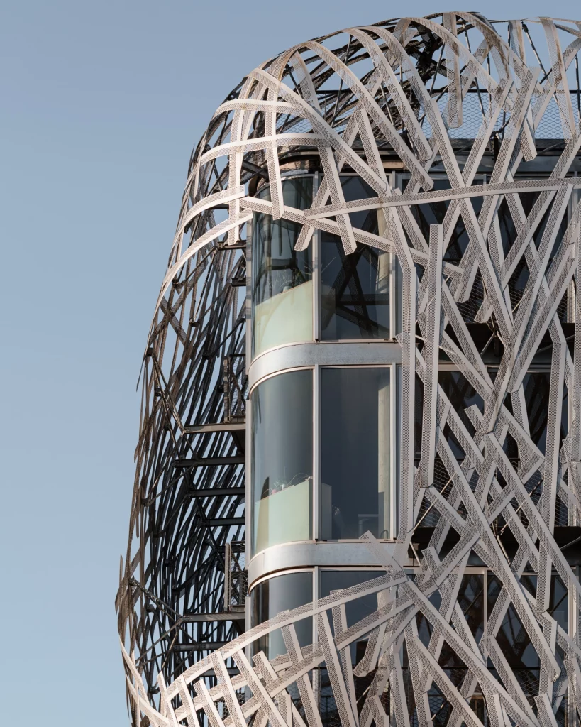 Détail de la mantille d'aluminium perforé et post-traitement épuré par Roberto Sodano Photographe