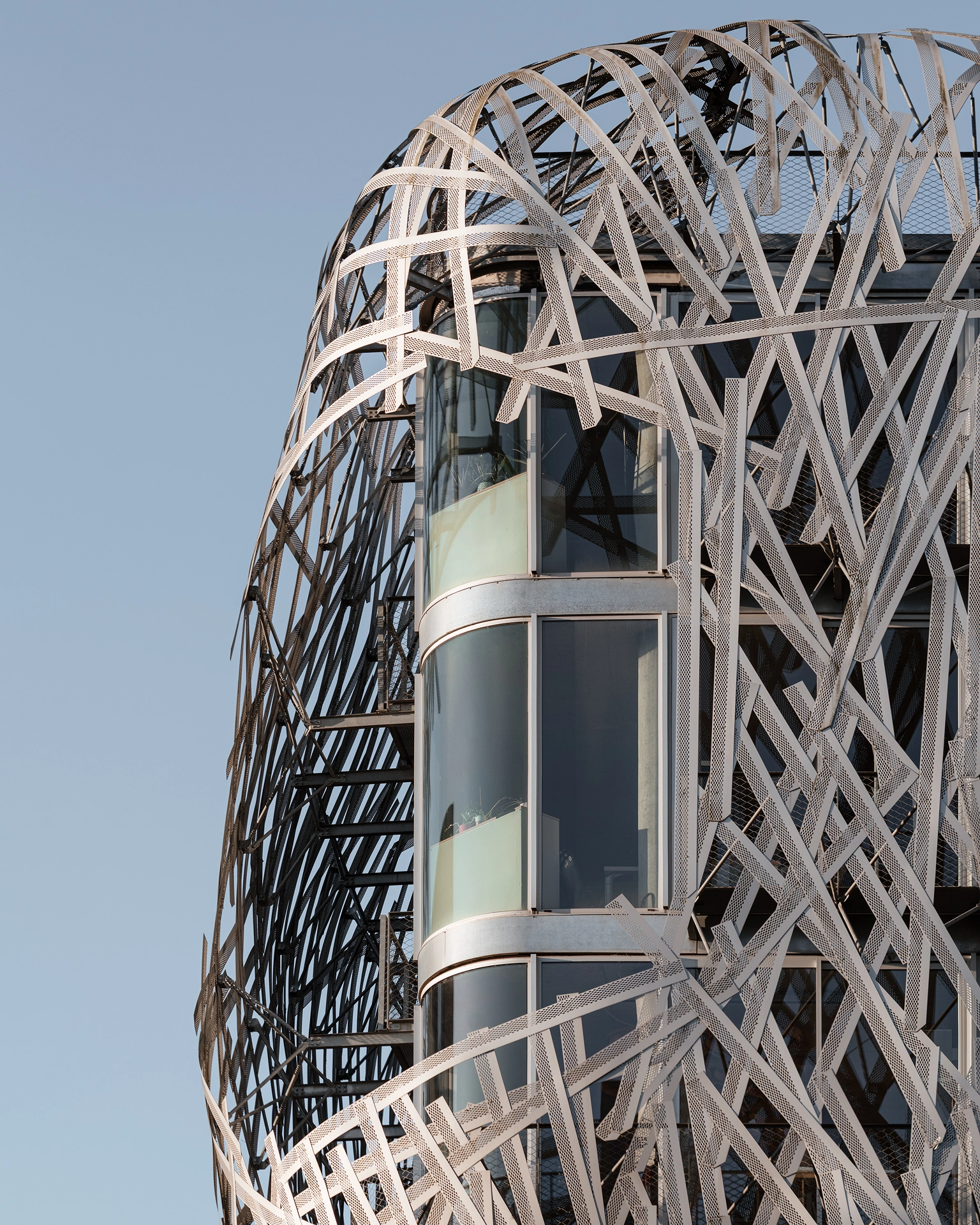 Détail de la mantille d'aluminium perforé et post-traitement épuré par Roberto Sodano Photographe