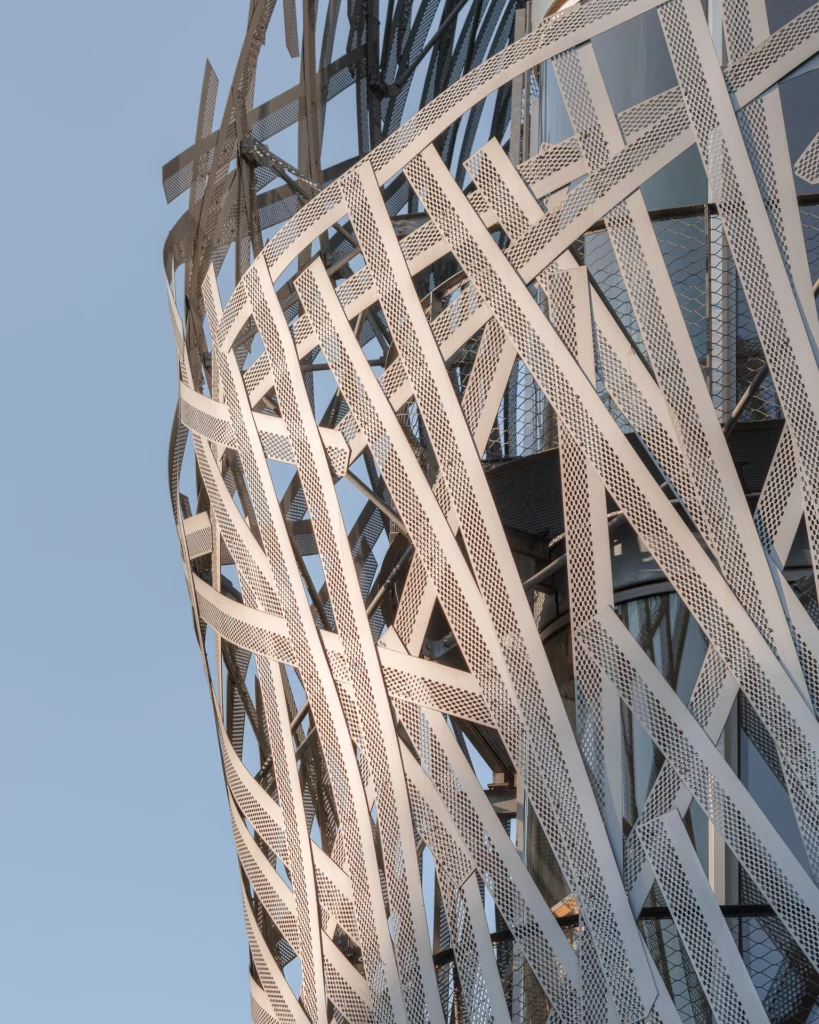 Détail de la mantille d'aluminium perforé et post-traitement épuré par Roberto Sodano